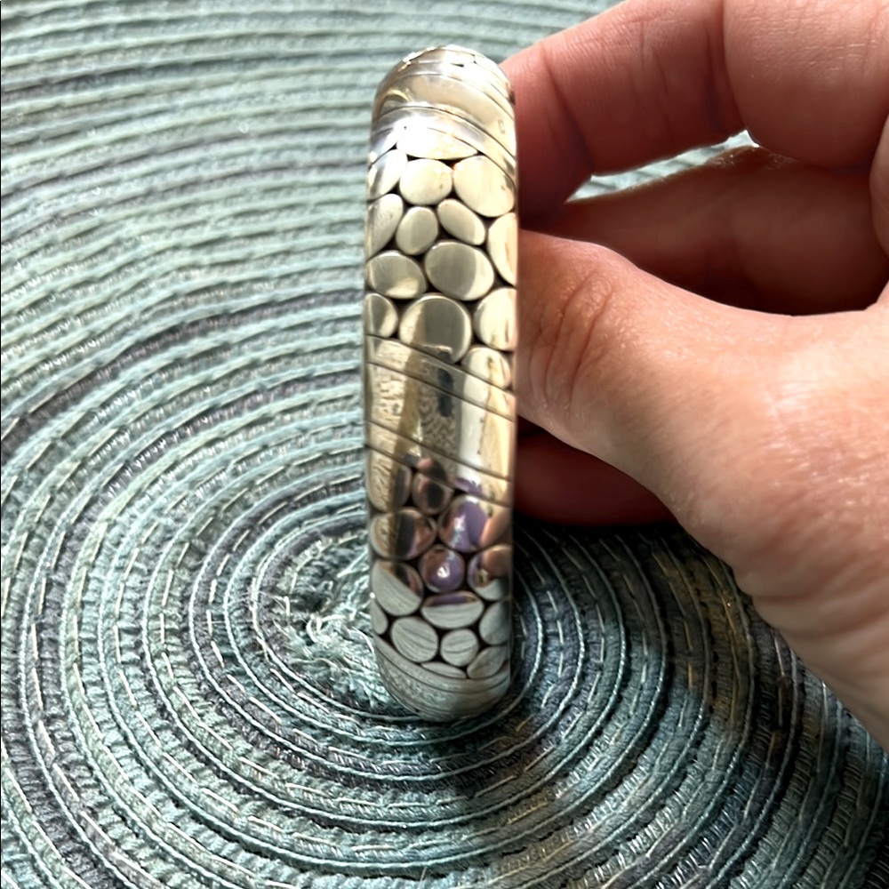 Chic Silver Patterned Bangle